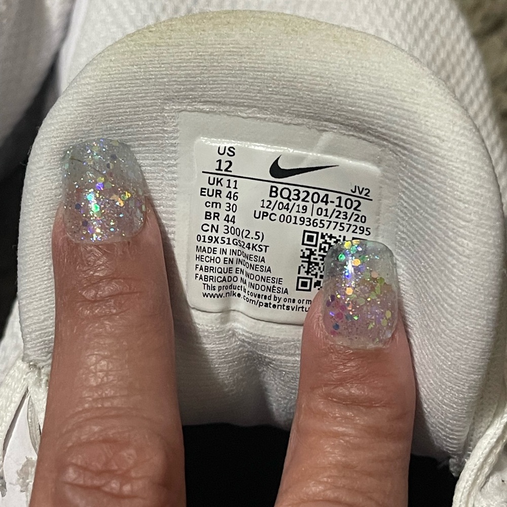 Nike White and Blue Athletic Shoes with Modern Comfort - Picture 5 of 5